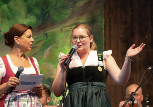 Wertschöpfungskettenmanagerin Johanna Zierl (rechts)