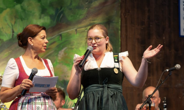 Wertschöpfungskettenmanagerin Johanna Zierl (rechts)