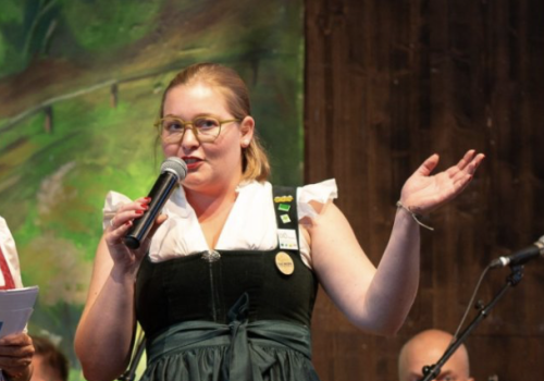 Wertschöpfungskettenmanagerin Johanna Zierl (rechts)